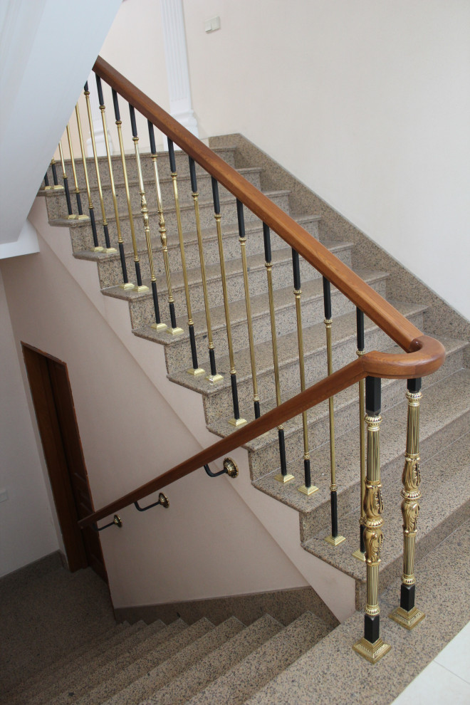 Лестница с позолоченным ограждением