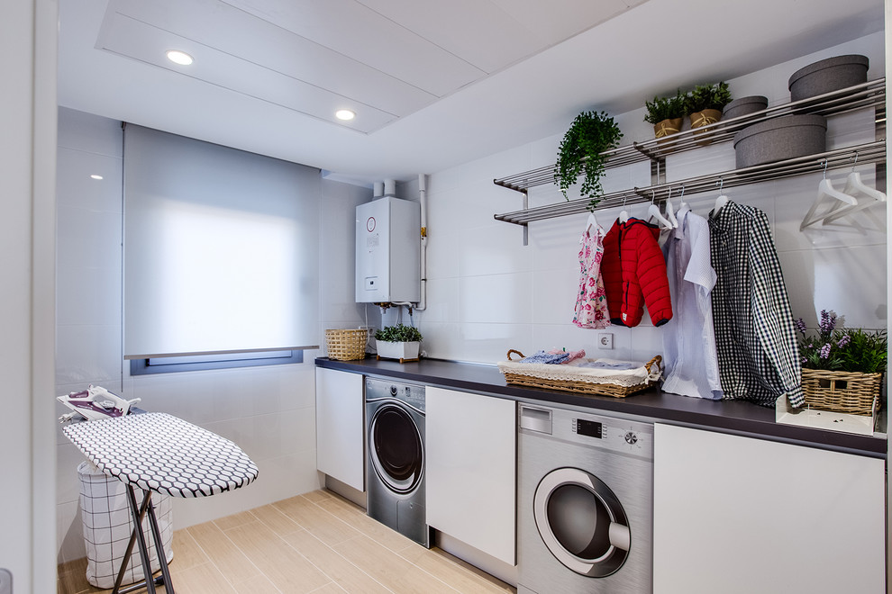 Design ideas for a contemporary laundry room in Madrid.