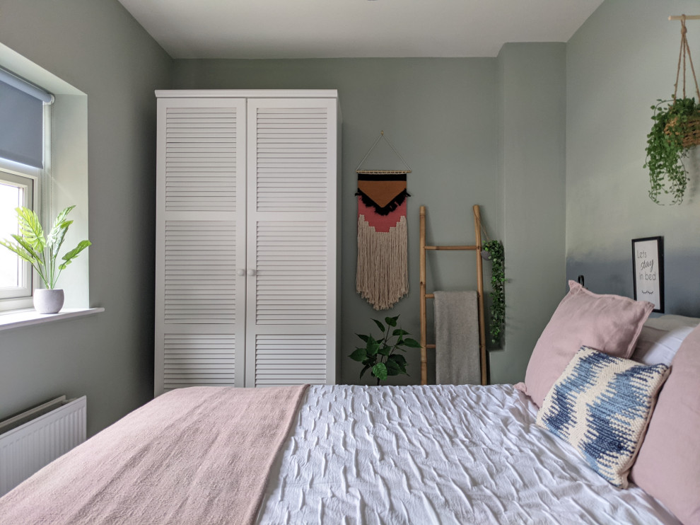 Foto på ett mellanstort retro sovrum, med gröna väggar, heltäckningsmatta och beiget golv