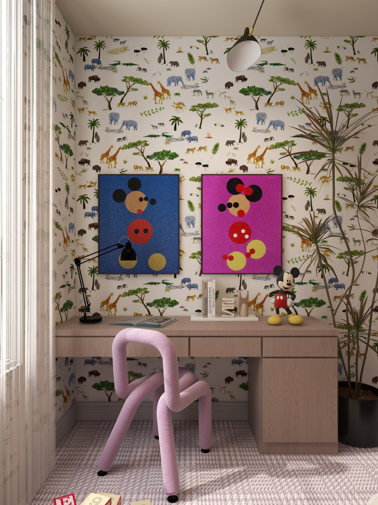 Kleines Modernes Babyzimmer mit bunten Wänden, Teppichboden, lila Boden und Tapetenwänden in London