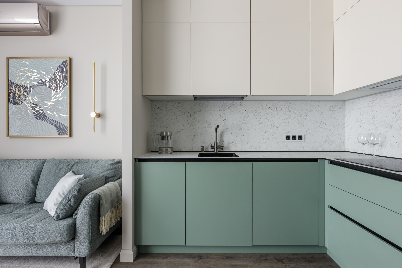 Интерьер квартиры в Приморском районе Санкт-Петербурга с видом на Лахта Центр