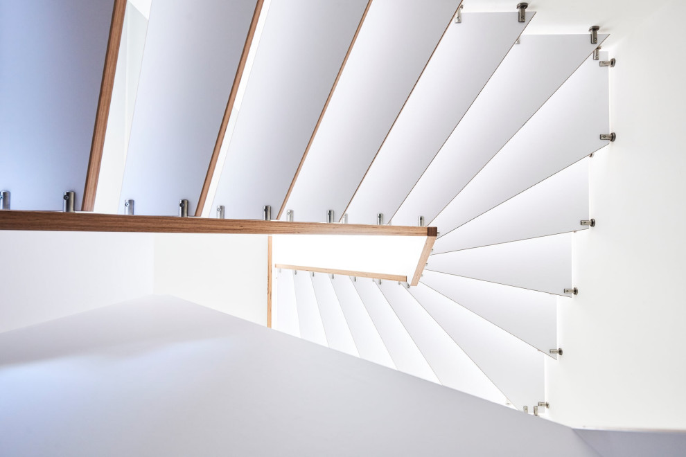 Больцевая лестница из панели BauBuche с белой матовой поверхностью