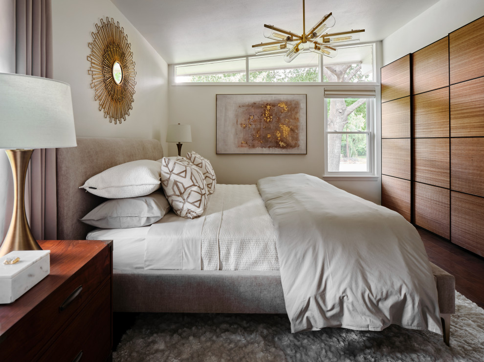 На фото: хозяйская спальня среднего размера в стиле ретро с белыми стенами, паркетным полом среднего тона, коричневым полом и сводчатым потолком