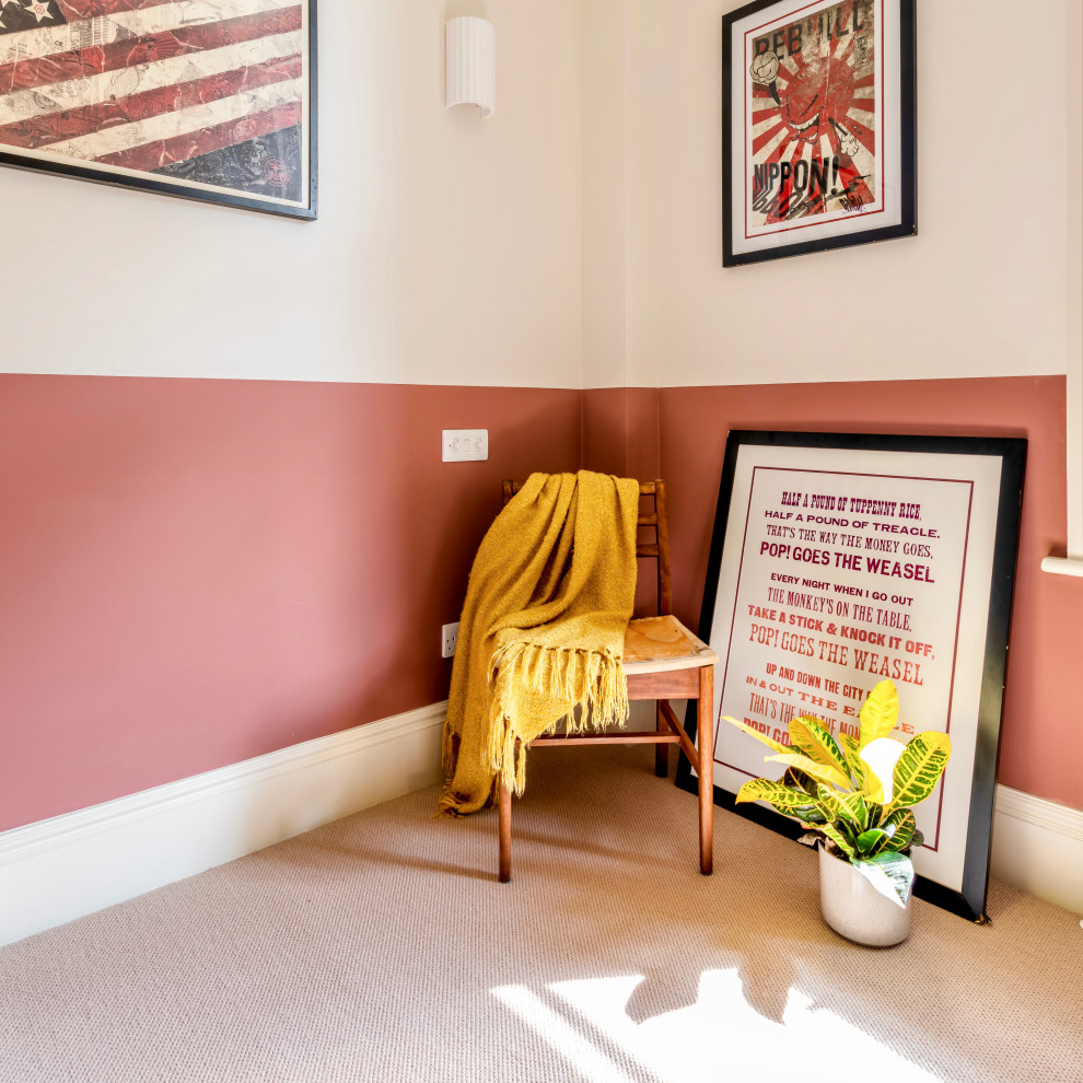 Cette image montre une chambre minimaliste de taille moyenne avec un mur rouge, un sol beige et différents habillages de murs.