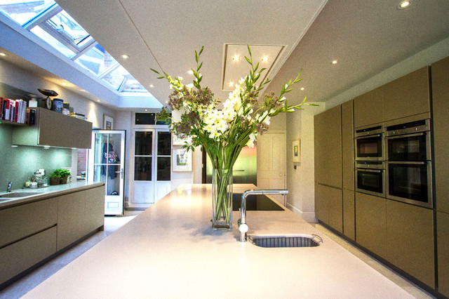 Contemporary kitchen in Hampton trendy-koekken