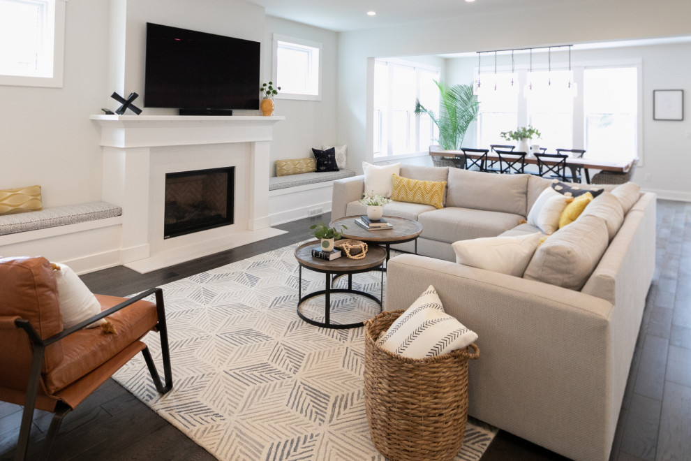 Example of a transitional home design design in Detroit