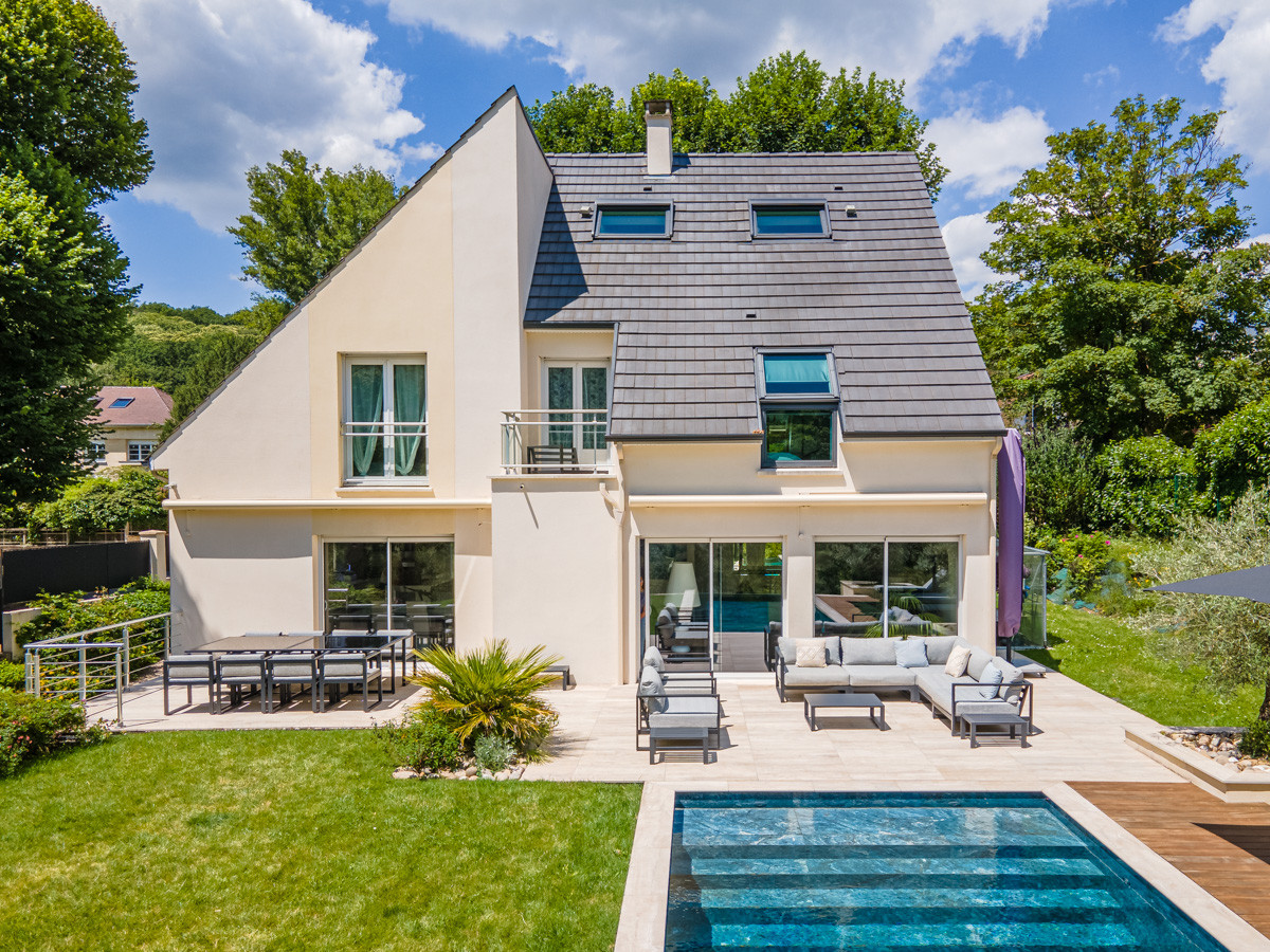 Création d'un grand jardin avec piscine
