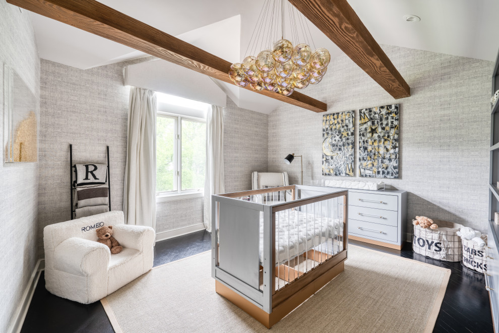 Mittelgroßes Modernes Babyzimmer mit dunklem Holzboden, schwarzem Boden, freigelegten Dachbalken und Tapetenwänden in New York