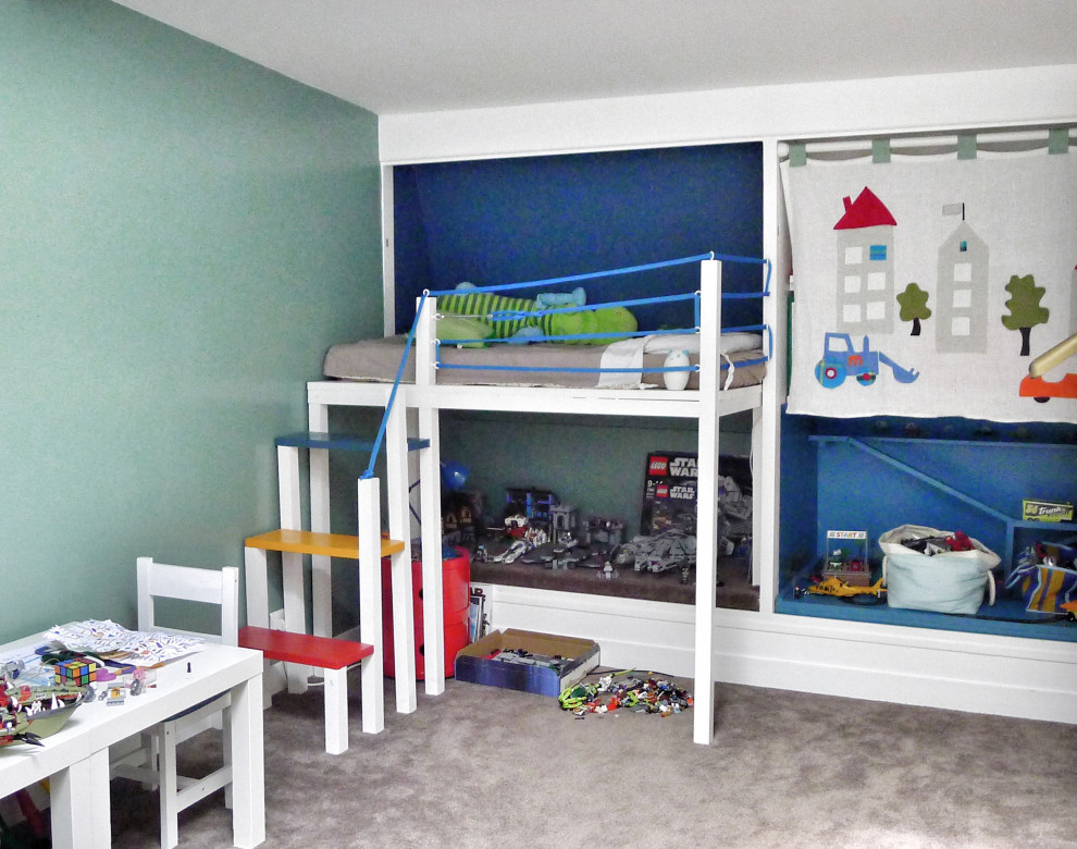 Пример оригинального дизайна: детская среднего размера в современном стиле с спальным местом, зелеными стенами, ковровым покрытием, коричневым полом и балками на потолке для ребенка от 4 до 10 лет, мальчика