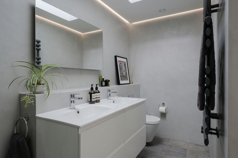 Mittelgroßes Modernes Badezimmer En Suite mit flächenbündigen Schrankfronten, weißen Schränken, offener Dusche, Wandtoilette, Wandwaschbecken, Doppelwaschbecken und schwebendem Waschtisch in Surrey