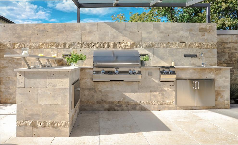 Mittelgroße Klassische Pergola hinter dem Haus mit Outdoor-Küche in Stuttgart