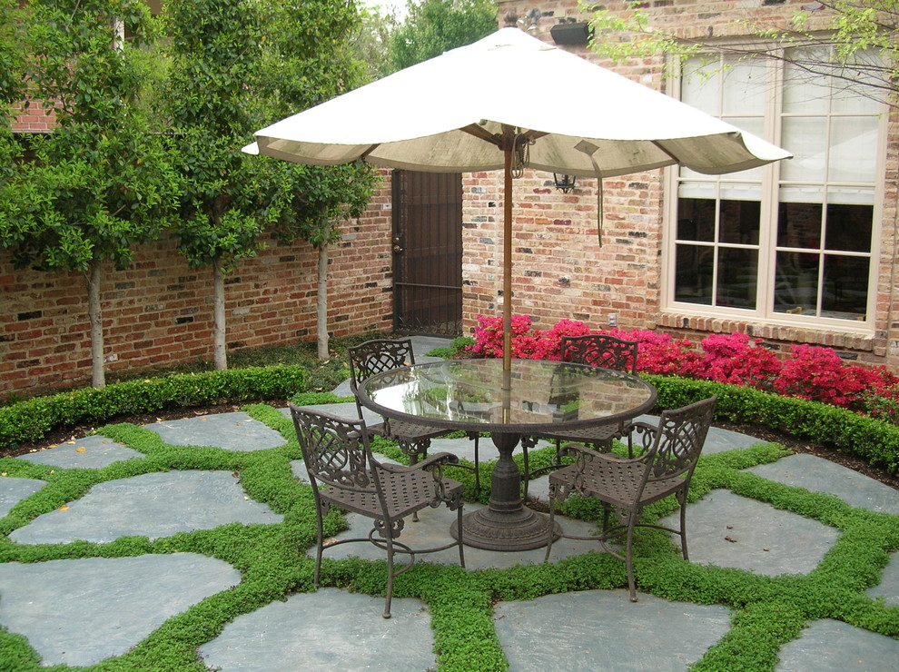 Inspiration for a contemporary patio in Dallas.