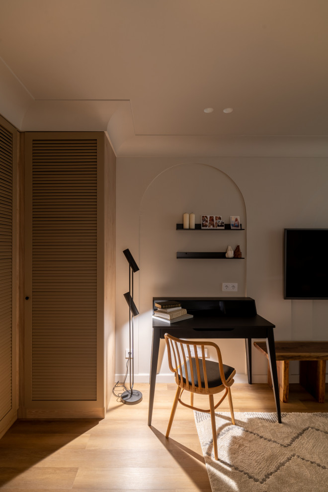 Солнце, арки и осиное гнездо в гостиной