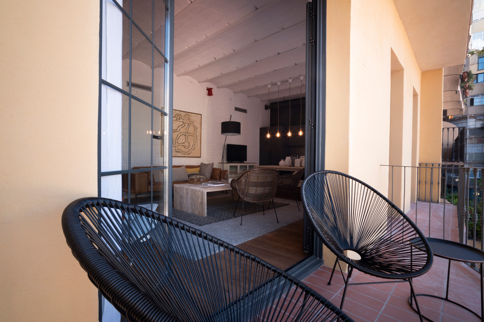 Design ideas for a contemporary deck in Barcelona.