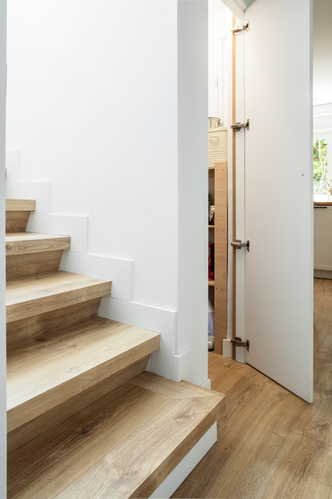 Diseño de escalera mediterránea con barandilla de madera