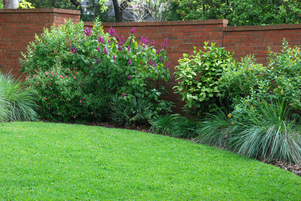 This is an example of a large traditional garden in Orlando.