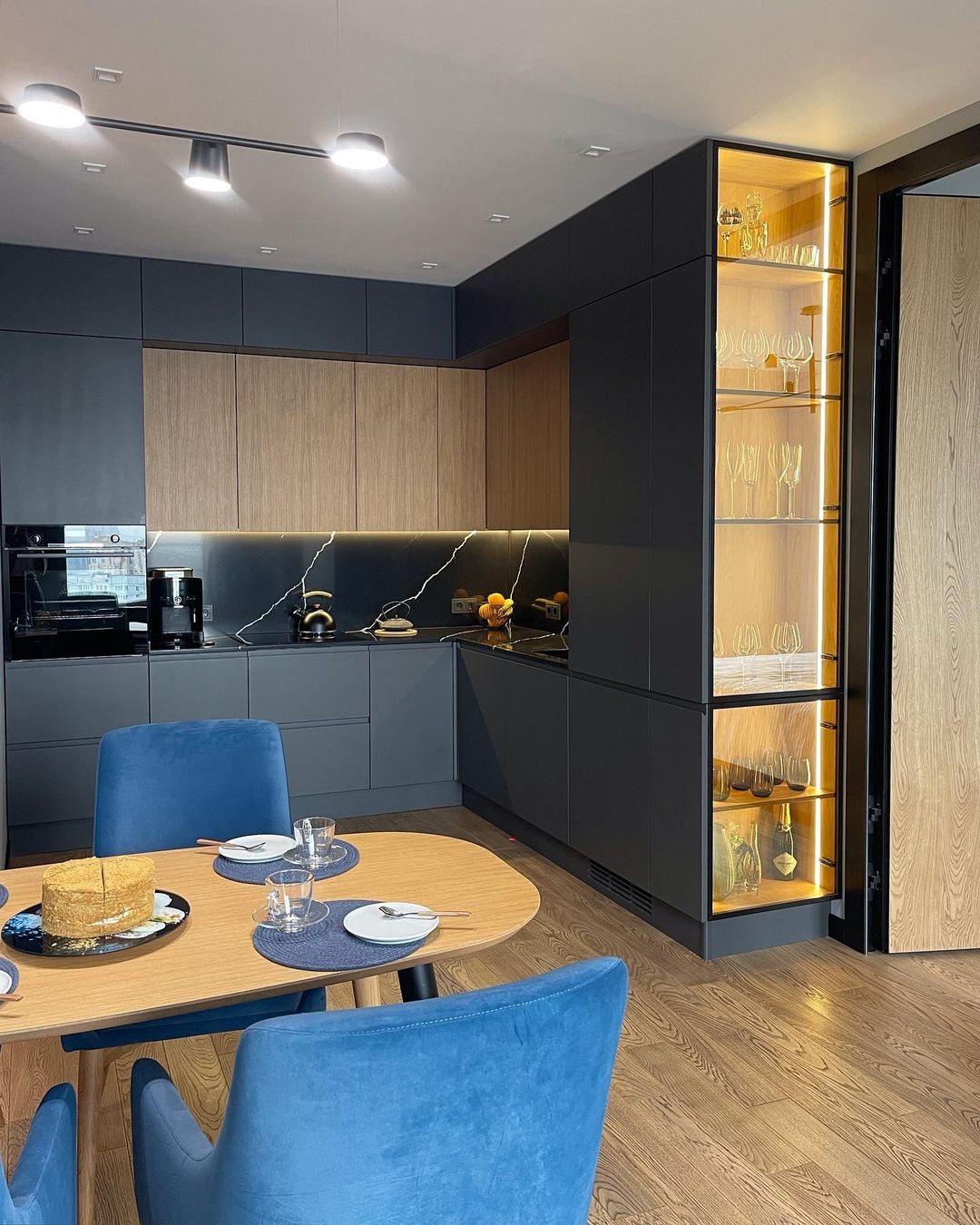 Современная кухня графитового цвета