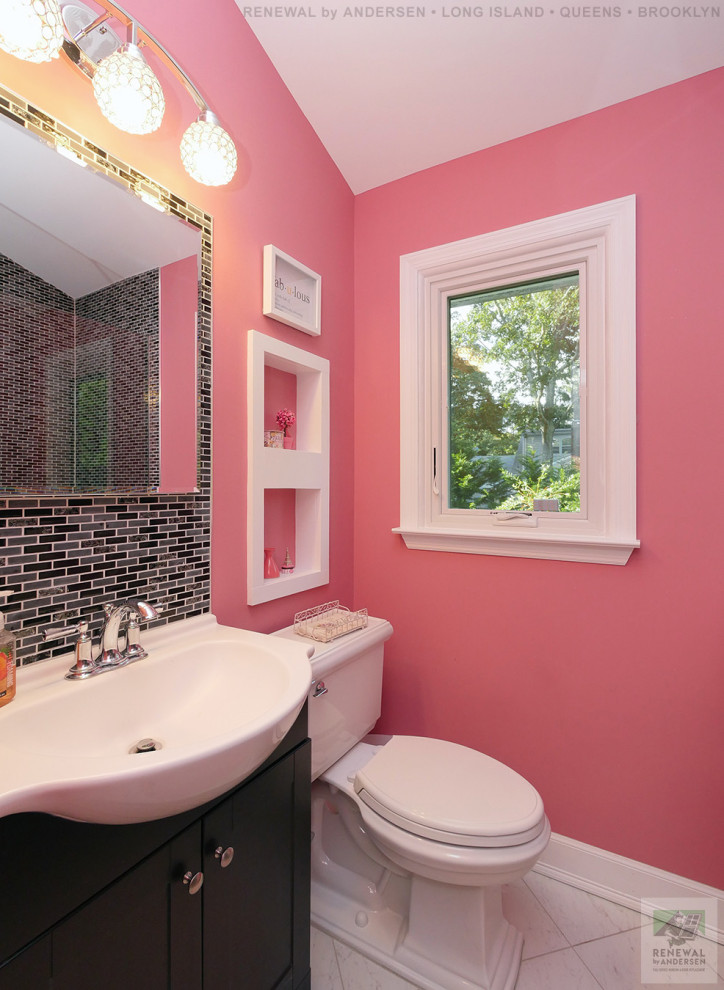 Пример оригинального дизайна: ванная комната среднего размера с плоскими фасадами, черными фасадами, угловым душем, раздельным унитазом, черной плиткой, стеклянной плиткой, розовыми стенами, полом из керамической плитки, душевой кабиной, монолитной раковиной, белым полом, белой столешницей, тумбой под одну раковину, напольной тумбой и сводчатым потолком