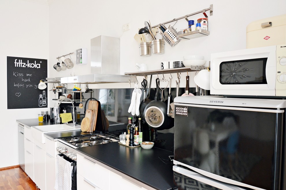 Trendy kitchen photo in Dusseldorf