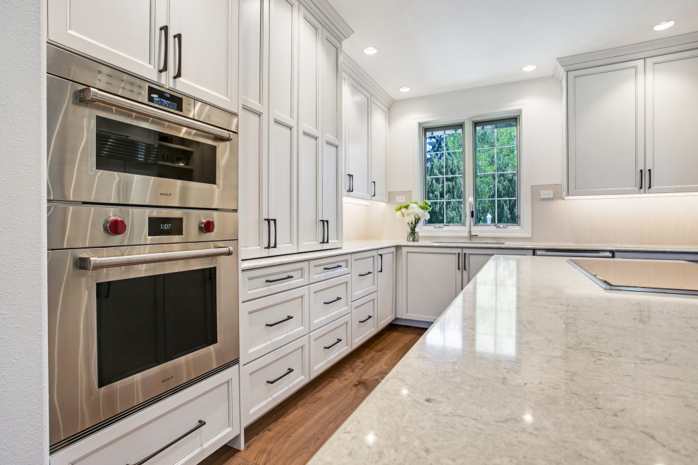Esempio di una grande cucina design con ante in stile shaker, ante bianche, top in quarzo composito e top bianco
