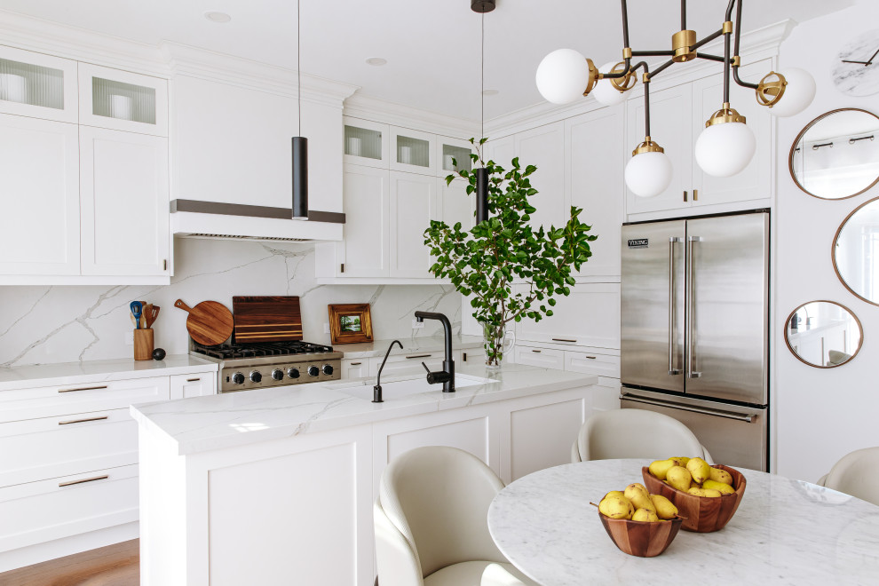 Mid-sized transitional l-shaped dark wood floor and brown floor eat-in kitchen photo in Toronto with an undermount sink, shaker cabinets, white cabinets, quartz countertops, white backsplash, quartz backsplash, black appliances, an island and white countertops