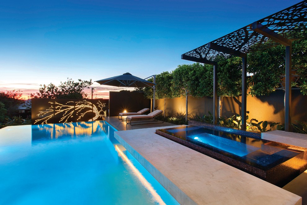 Contemporary infinity pool in Melbourne.