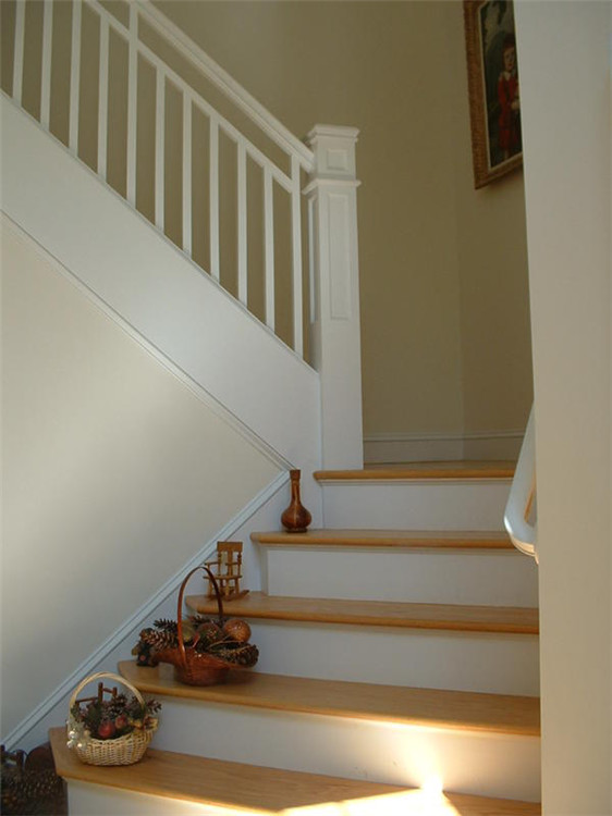 Design ideas for a mid-sized traditional wood l-shaped staircase in Bridgeport with painted wood risers.