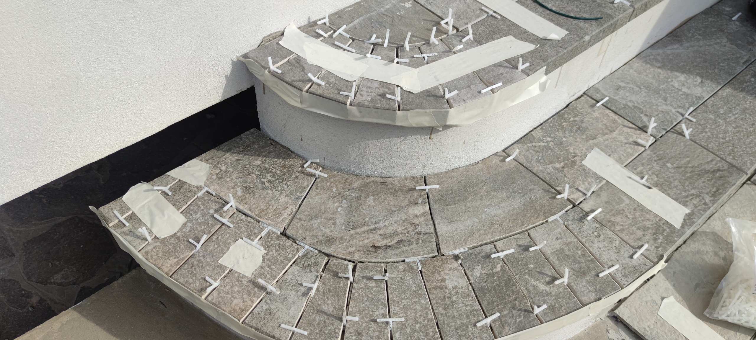 DETTAGLIO  DI POSA PAVIMENTI IN GRESS A VENTAGLIO