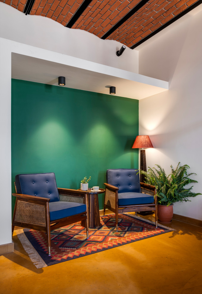 Foto de sala de estar con biblioteca cerrada y abovedada contemporánea grande con paredes verdes, suelo de piedra caliza, pared multimedia y suelo amarillo