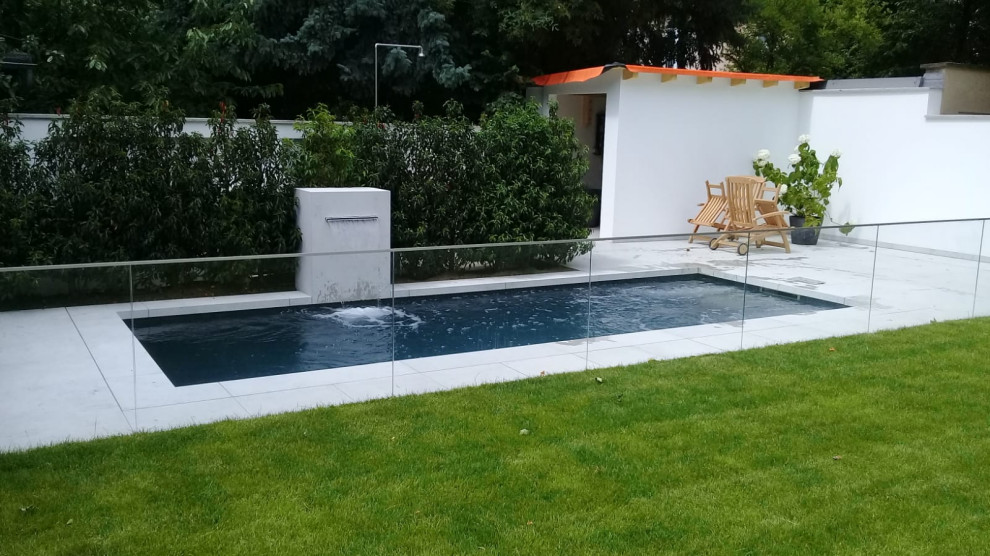 Kleiner Moderner Pool neben dem Haus in rechteckiger Form mit Natursteinplatten in Frankfurt am Main