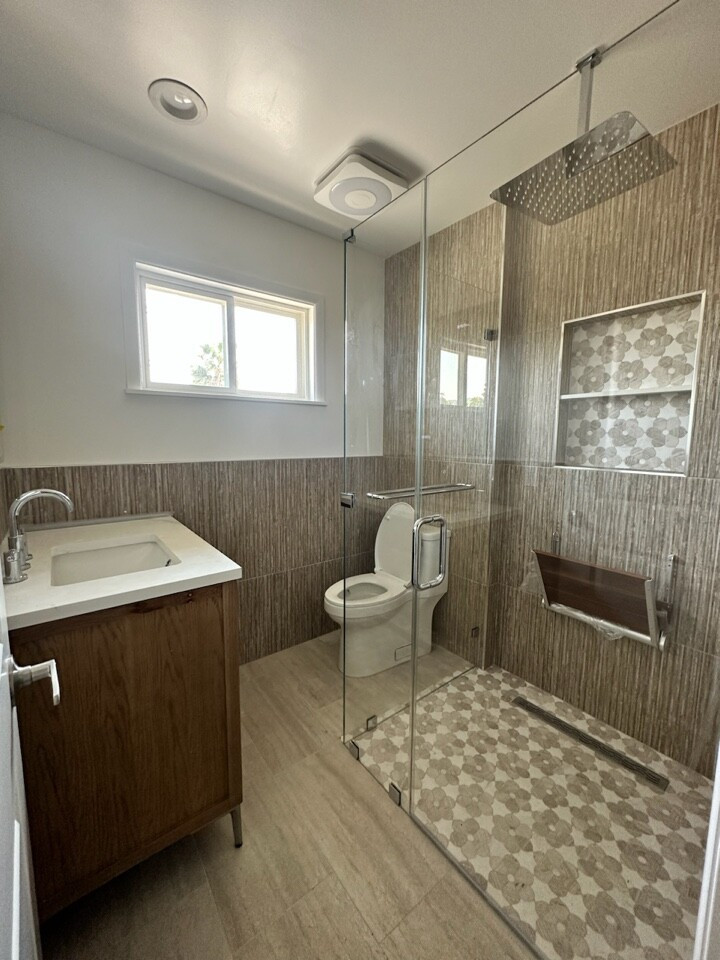 Свежая идея для дизайна: ванная комната в современном стиле с бежевыми фасадами, душем без бортиков, бежевой плиткой, плиткой под дерево, бежевыми стенами, полом из мозаичной плитки, врезной раковиной, столешницей из кварцита, душем с распашными дверями, белой столешницей, нишей, тумбой под одну раковину и напольной тумбой - отличное фото интерьера