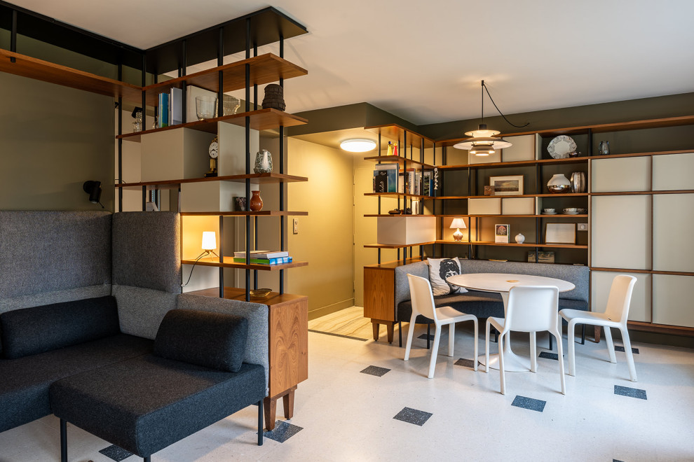 Ejemplo de sala de estar con biblioteca abierta vintage grande con paredes verdes y suelo de mármol