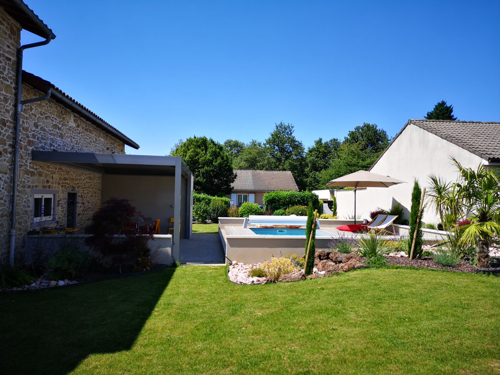 Small contemporary rectangular pool in Bordeaux with with a pool.