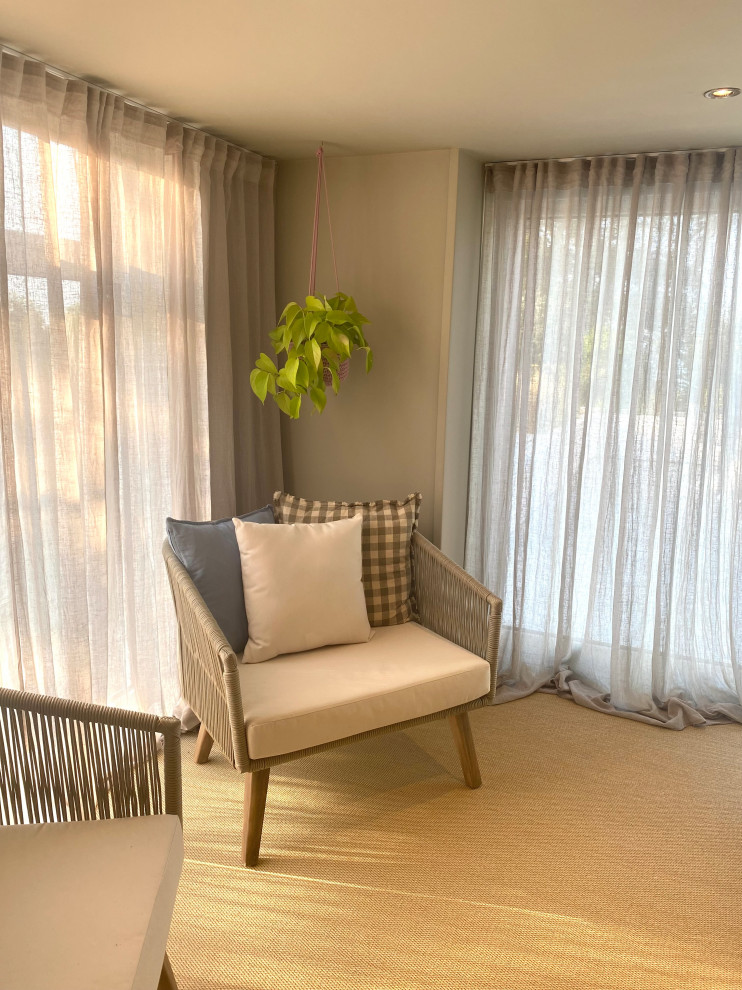 Immagine di un piccolo soggiorno stile marino chiuso con pareti verdi, pavimento in vinile, nessun camino, TV a parete e pavimento beige