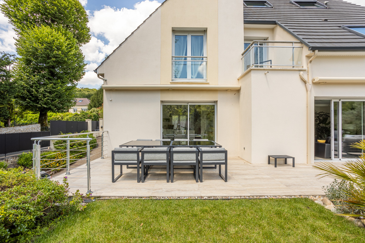Création d'un grand jardin avec piscine