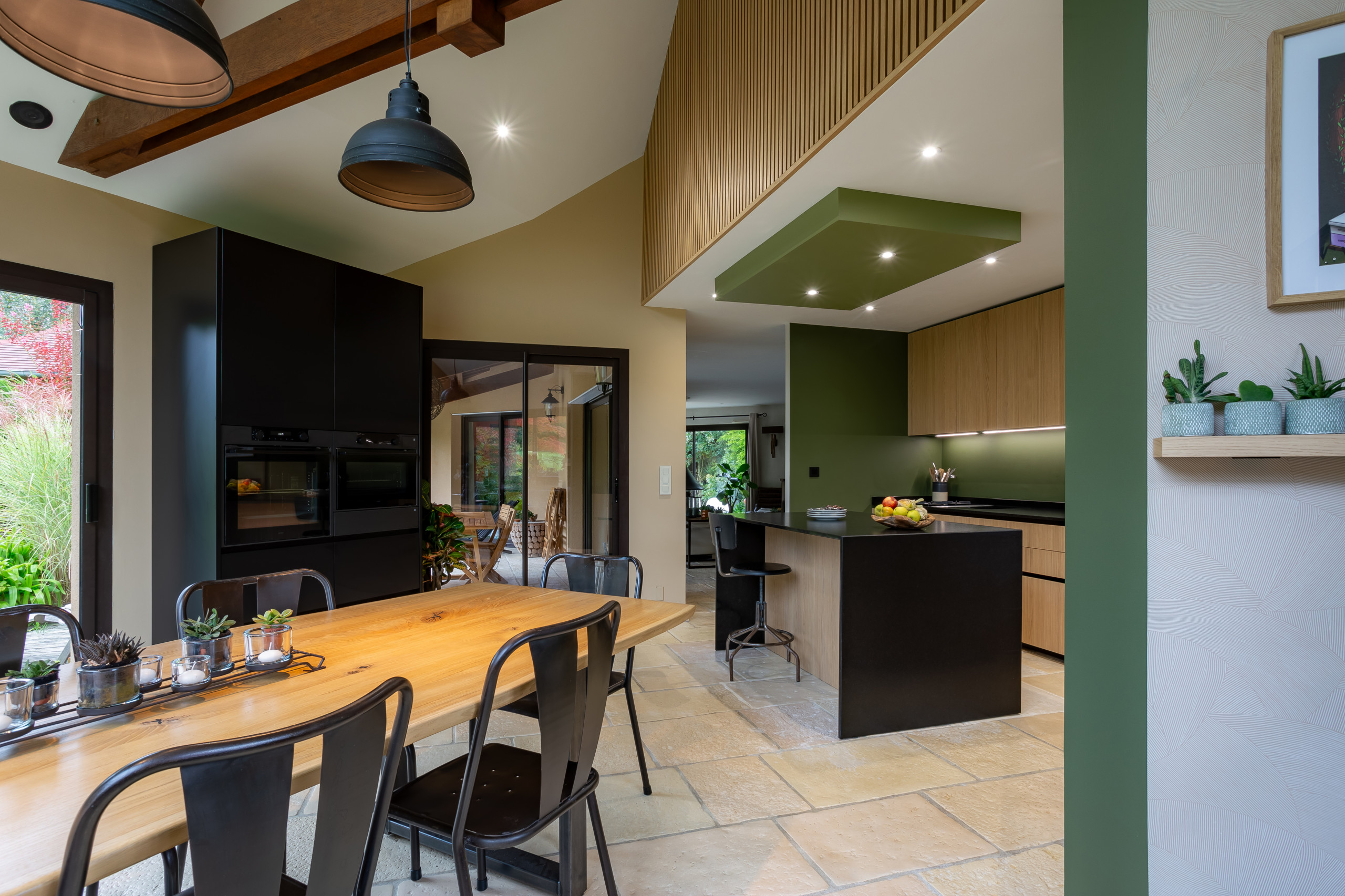 Réalisation d'une cuisine en bois dans un écrin végétal