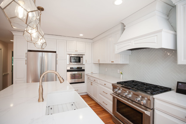 Kraftmaid Vantage- Marquette- Dove White renovation by Adlich Renovations klassisk-koekken