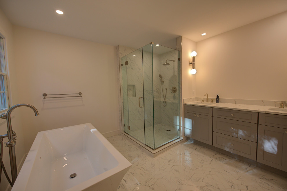Esempio di una grande stanza da bagno padronale country con ante in stile shaker, ante grigie, top in quarzite, top bianco, due lavabi e mobile bagno incassato