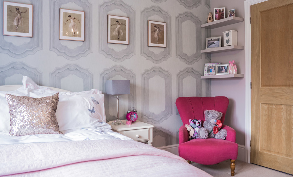 Inspiration for a mid-sized traditional kids' bedroom for kids 4-10 years old and girls in Other with carpet, beige floor and pink walls.