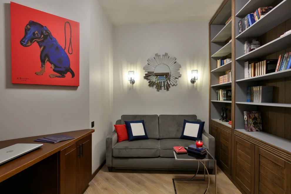 Книжный шкаф, паркет, угловой стол, плинтус