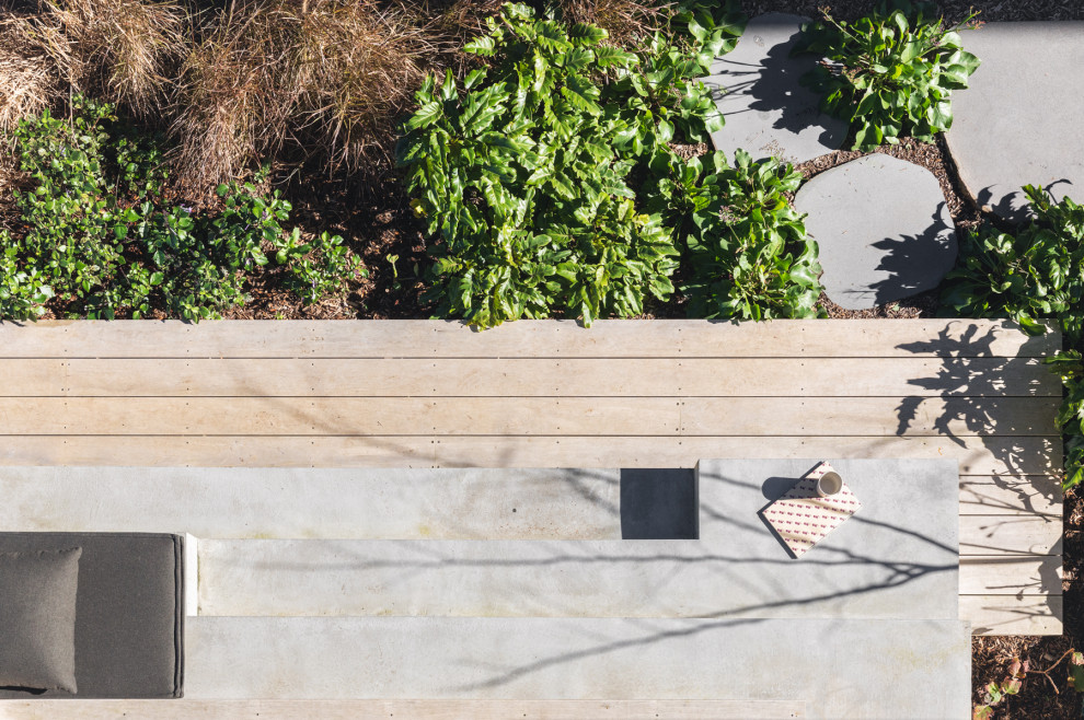 Idee per un laghetto da giardino moderno esposto a mezz'ombra di medie dimensioni e nel cortile laterale