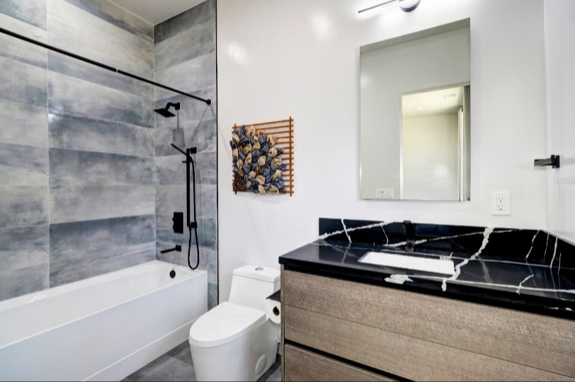 Example of a minimalist bathroom design in Sacramento