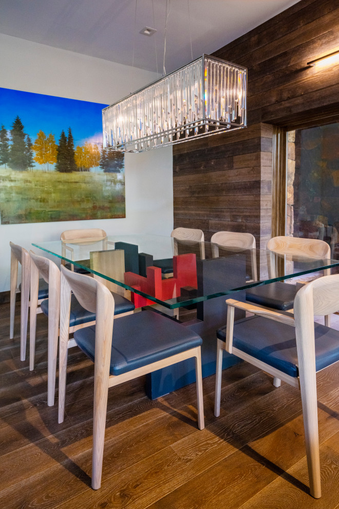 Esempio di una grande sala da pranzo aperta verso la cucina tradizionale con pareti gialle, pavimento in legno massello medio, pavimento marrone e pareti in legno