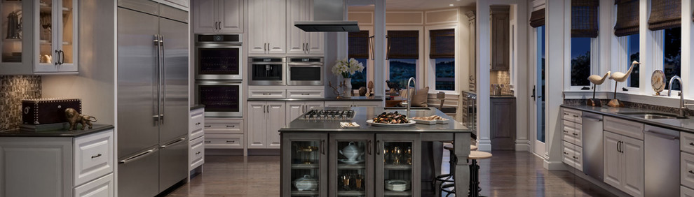 Kitchen - transitional kitchen idea in Albuquerque