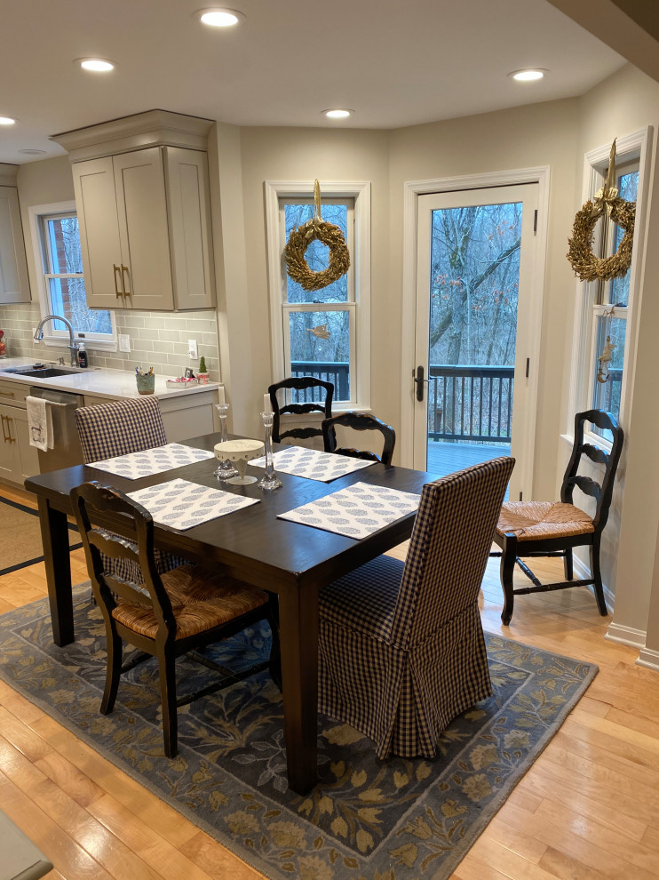 Transitional home design photo in Cincinnati