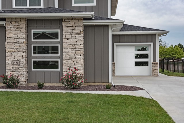 Skyline Flush Garage Door moderne-garage