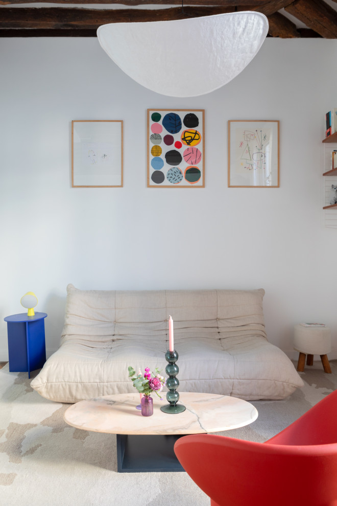 Imagen de salón abierto y blanco y madera nórdico de tamaño medio con suelo de madera en tonos medios y vigas vistas