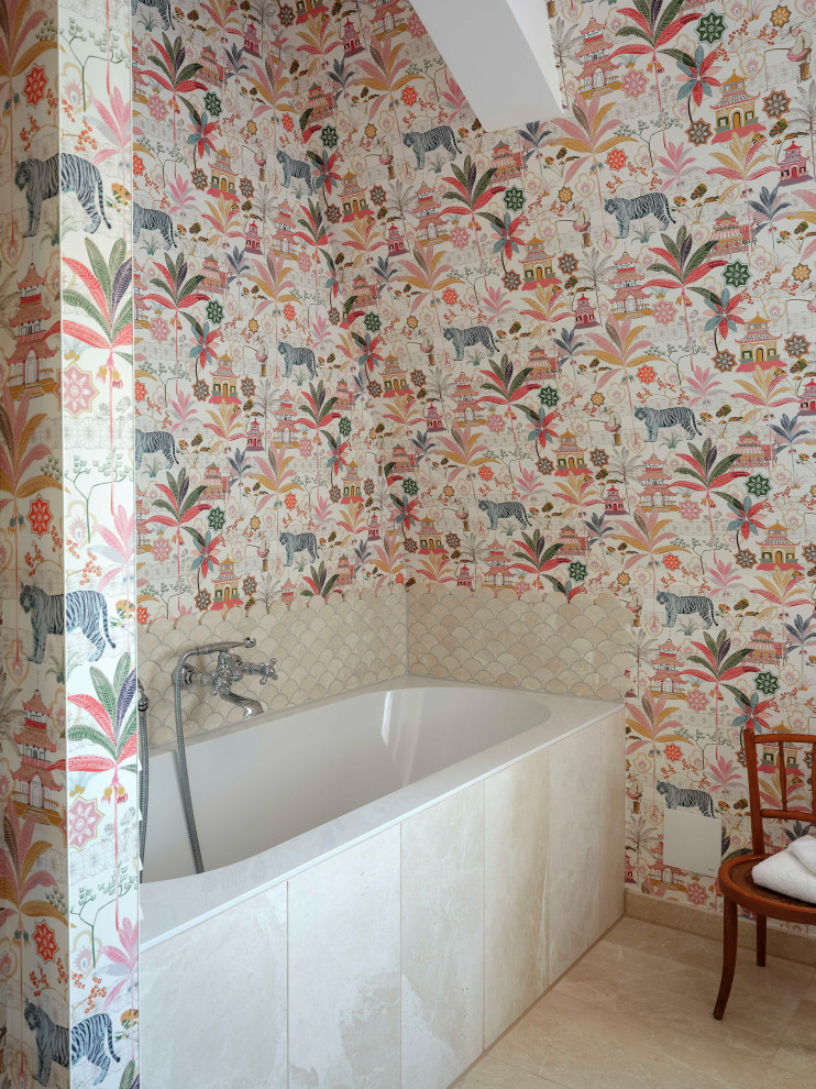 Badezimmer With Tapetenwänden in Berlin