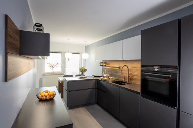 HERAUSFORDERUNG SCHMALE KÜCHE MIT ESSPLATZ - Contemporary - Kitchen ...