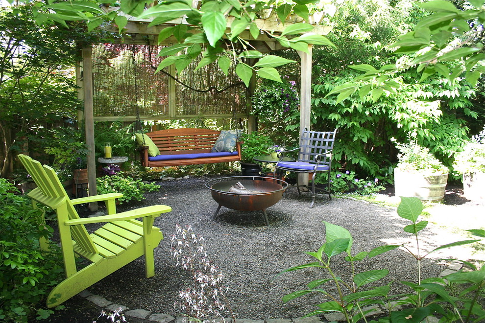 Traditional patio in Portland with a fire feature and gravel.